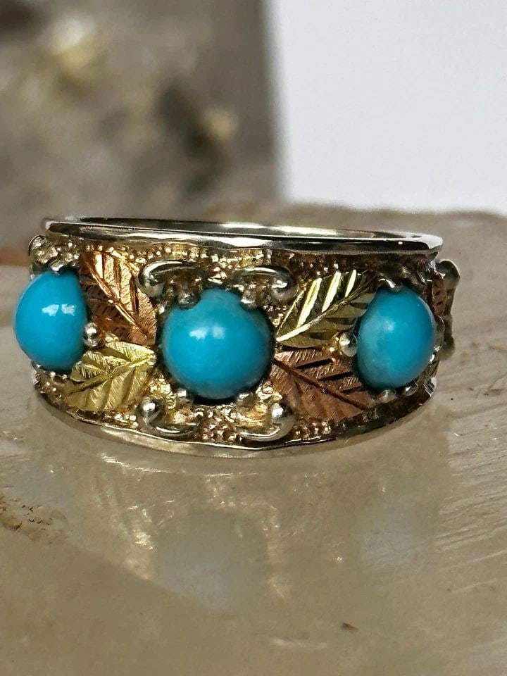 BLACK HILLS GOLD RING SIZE 5.75 TURQUOISE LEAVES STERLING SILVER BAND WOMEN GIR: BLACK HILLS GOLD RING SIZE 5.75 TURQUOISE LEAVES STERLING SILVER BAND WOMEN GIR Black Hills Gold ring size 5.75 leaves sterling silver band women girls Size 5.75 Weight 4.3g Width. 1/2" Thinnest part 