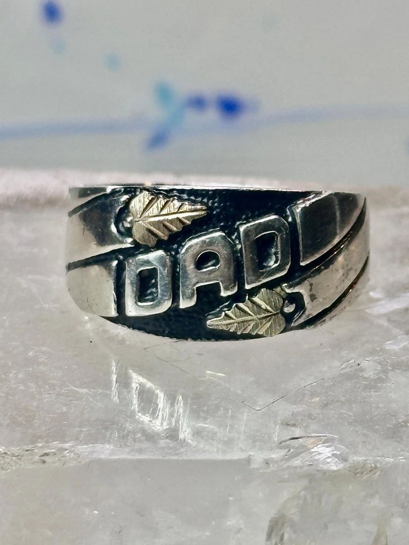 BLACK HILLS GOLD RING DAD BAND FATHERS DAY LEAVES SIZE 10.50 STERLING SILVER MEN: BLACK HILLS GOLD RING DAD BAND FATHERS DAY LEAVES SIZE 10.50 STERLING SILVER MEN Black Hills Gold ring Dad band Fathers Day leaves size 10.50 sterling silver men Size 10.50 Between a size 10.50 and a 