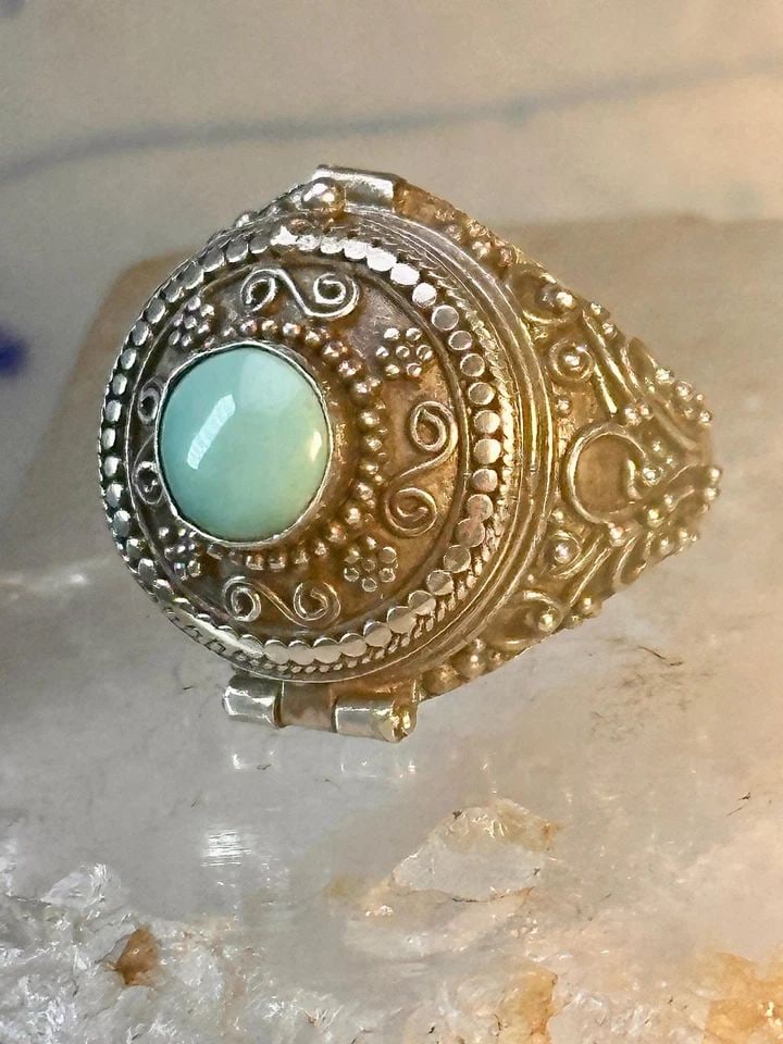 POISON RING TURQUOISE BOHO VINTAGE STERLING SILVER SIZE 9.25 WOMEN: POISON RING TURQUOISE BOHO VINTAGE STERLING SILVER SIZE 9.25 WOMEN Poison ring turquoise boho vintage sterling silver size 9.25 women The wire loop is missing . The locket lid closes tight Size 9.25 W