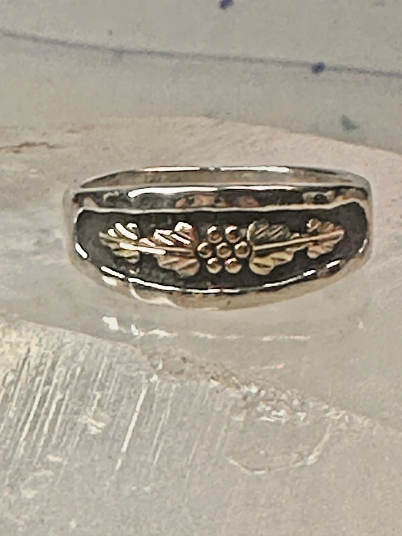 BLACK HILLS GOLD RING WEDDING BAND LEAF SIZE 10.75 STERLING SILVER WOMEN MEN: BLACK HILLS GOLD RING WEDDING BAND LEAF SIZE 10.75 STERLING SILVER WOMEN MEN Black Hills Gold ring wedding band leaf size 10.75 sterling silver women men Size 10.75 Weight. 6.3g Width 3/8" Thinnest pa