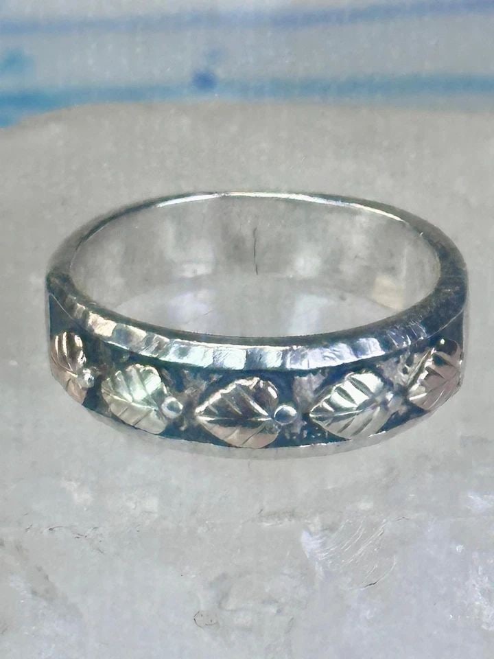 BLACK HILLS GOLD RING SIZE 10 LEAVES FLORAL BAND STERLING SILVER WOMEN: BLACK HILLS GOLD RING SIZE 10 LEAVES FLORAL BAND STERLING SILVER WOMEN Black Hills Gold ring size 10 leaves floral band Sterling silver women Size 10 Between a size 10 and a size 10.25 Weight. 7.3g Wi