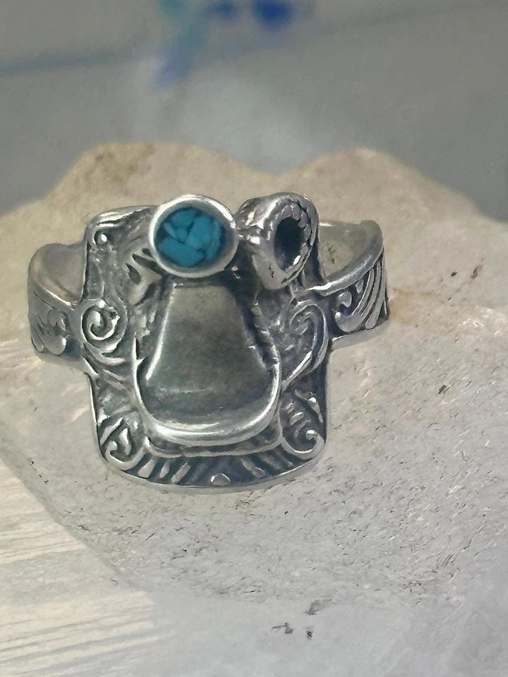SADDLE RING SIZE 6.25 TURQUOISE COWGIRL HORSE BAND STERLING SILVER WOMEN GIRLS: SADDLE RING SIZE 6.25 TURQUOISE COWGIRL HORSE BAND STERLING SILVER WOMEN GIRLS Saddle ring size 6.25 turquoise cowgirl horse band Sterling silver women girls Size 6.25 Weight. 5.6g Length. 3/4" Width 