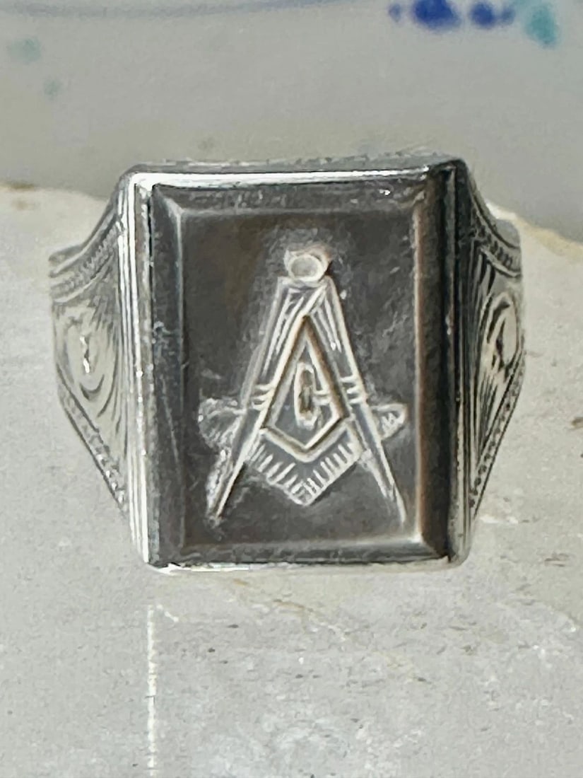 MASONIC RING MOTHER OF PEARL MASON CARVED COMPASS SIZE 8.50 STERLING SILVER WOME: MASONIC RING MOTHER OF PEARL MASON CARVED COMPASS SIZE 8.50 STERLING SILVER WOME Masonic ring Mother of pearl Mason carved compass size 8.50 sterling silver women men Size 8.50 Weight 10.6g Length 5/8