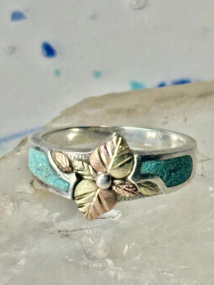 BLACK HILLS RING TURQUOISE BAND STERLING SILVER SIZE 8.75 WOMEN: BLACK HILLS RING TURQUOISE BAND STERLING SILVER SIZE 8.75 WOMEN Black Hills Ring turquoise chip band sterling silver size 8.75 women Size 8.75 Weight 4.8g Width 1/2" Band in Back 1/8"