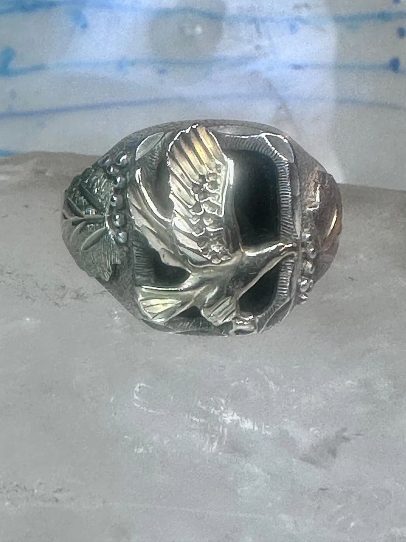 BLACK HILLS GOLD RING EAGLE BAND ONYX LEAVES SIZE 12 STERLING SILVER WOMEN MEN: BLACK HILLS GOLD RING EAGLE BAND ONYX LEAVES SIZE 12 STERLING SILVER WOMEN MEN Black Hills Gold ring eagle onyx band leaves size 12 sterling silver women men Size 12 Weight. 7.8g Length 5/8" Width 1/2