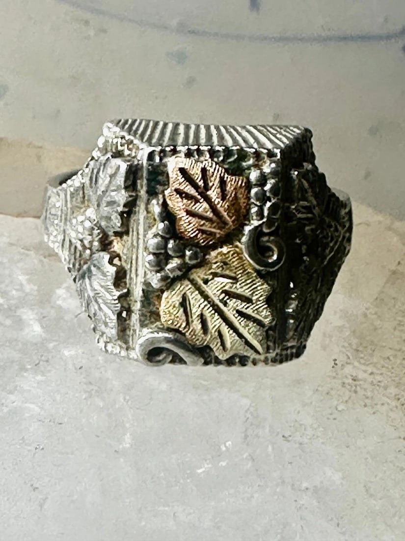 BLACK HILLS GOLD RING BAND SIZE 10.75 STERLING SILVER WOMEN MEN: BLACK HILLS GOLD RING BAND SIZE 10.75 STERLING SILVER WOMEN MEN Black Hills Gold ring band size 10.75 sterling silver women men Size 10.75 Between a size 10.75 and a size 11 Weight 6.9g Length 5/8" Wi