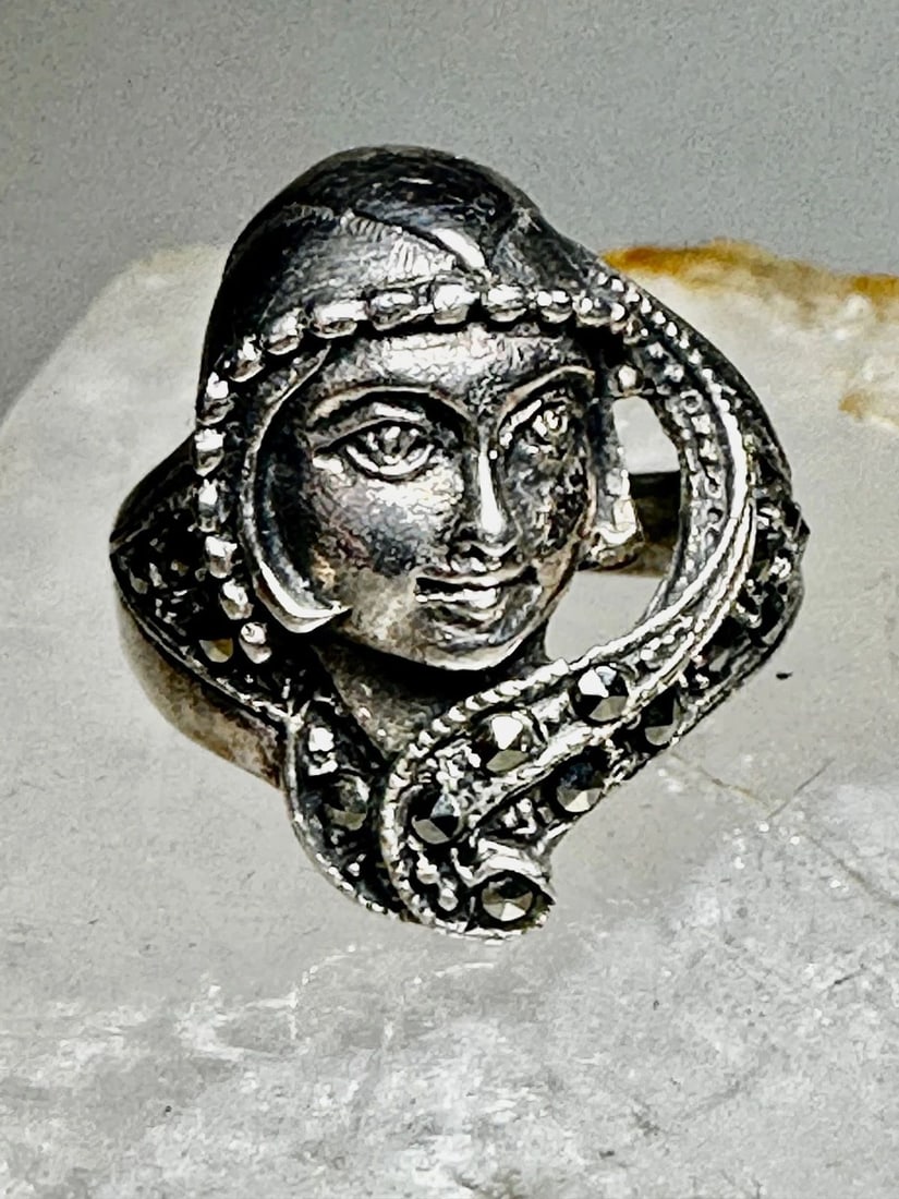 FACE RING SIZE 6.25 STERLING SILVER ART DECO STYLE BOHO WOMEN: FACE RING SIZE 6.25 STERLING SILVER ART DECO STYLE BOHO WOMEN Face ring size 6.25 sterling silver Art Deco style Boho women Size 6.25 Between a size 6.25. and a size 6.50 Weight 4.8g Length 3/4" Width
