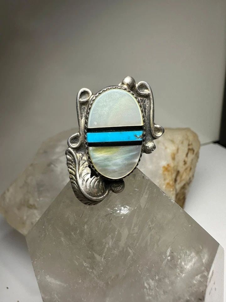 LONG NAVAJO RING TURQUOISE MOP LEAF FEATHER SIZE 6.25 STERLING SILVER WOMEN: LONG NAVAJO RING TURQUOISE MOP LEAF FEATHER SIZE 6.25 STERLING SILVER WOMEN Long Navajo ring turquoise MOP leaf feather size 6.25 sterling silver women Signed perhaps QC See photos Hard to tell Size 6