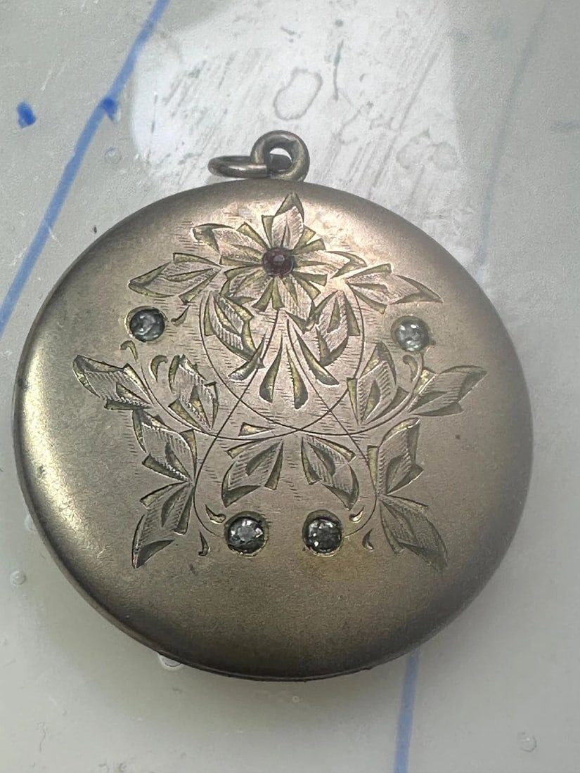 ROUND LOCKET ART DECO FLORAL WOMEN PROBABLY PASTE CRYSTALS (1 of 2)