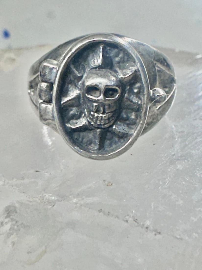 SKULL RING POISON BAND GOTHIC BIKER SIZE 7.25 BAND STERLING SILVER WOMEN: SKULL RING POISON BAND GOTHIC BIKER SIZE 7.25 BAND STERLING SILVER WOMEN Skull ring poison band Gothic Biker Size 7.25 band sterling silver women Size 7.25 Weight. 8.7g Length 5/8" Width 1/2" Band in 