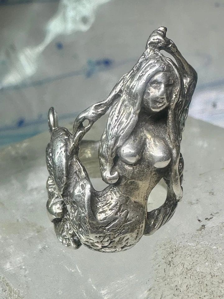 VINTAGE MERMAID RING WAVES OCEAN FIGURE FIGURATIVE BAND SIZE 6 STERLING SILVER: VINTAGE MERMAID RING WAVES OCEAN FIGURE FIGURATIVE BAND SIZE 6 STERLING SILVER Vintage Mermaid ring waves ocean figure size 5 sterling silver Size 6 Weight 11.6g Width 1 1/8" Band in Back 1/4"
