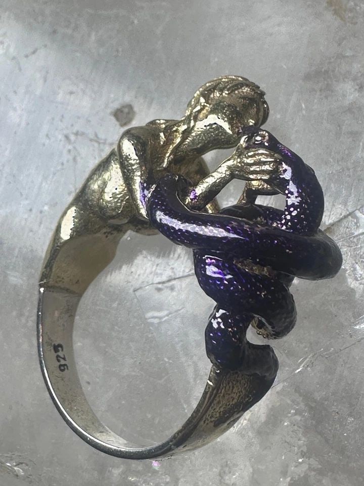 FIGURATIVE RING NAKED LADY HOLDING SNAKE BAND SIZE 7 STERLING SILVER WOMEN: FIGURATIVE RING NAKED LADY HOLDING SNAKE BAND SIZE 7 STERLING SILVER WOMEN Figurative ring naked lady holding snake band size 7 sterling silver women Unknown overlay over sterling silver 925 Size 7 We