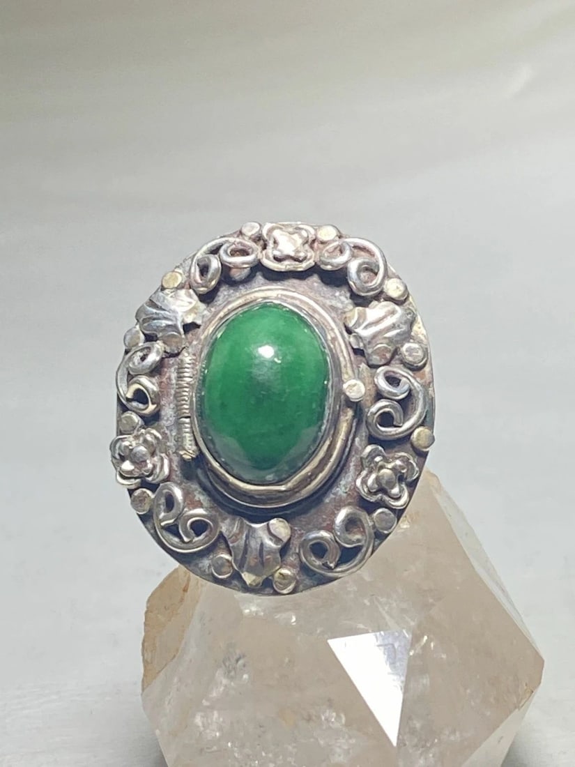 POISON RING MEXICO ROUND GREEN STONE STERLING SILVER WOMEN: POISON RING MEXICO ROUND GREEN STONE STERLING SILVER WOMEN Poison Ring Mexico round green stone sterling silver women Ring Works Best for Photos Size 7.50 adjustable Weight 11.6g Length 1 1/4" Width. 