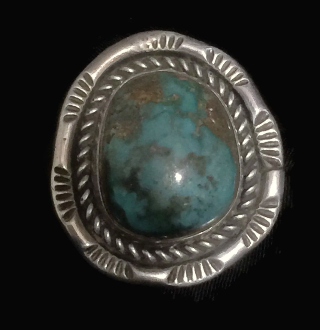 VINTAGE STERLING SILVER SOUTHWEST TRIBAL RING TURQUOISE SIZE 8.75 21.1G: VINTAGE STERLING SILVER SOUTHWEST TRIBAL RING TURQUOISE SIZE 8.75 21.1G Vintage Turquoise Handmade Solid Ring Sterling Silver Southwest Ring Size 8.75 Weight 21.1g Length 1 3/8" Width 1 1/4" Rings are