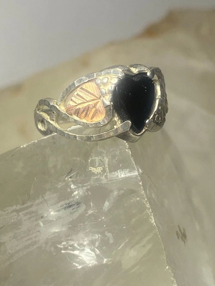 BLACK HILLS GOLD RING HEART LOVE LEAVES ONYX STERLING SILVER WOMEN GIRLS: BLACK HILLS GOLD RING HEART LOVE LEAVES ONYX STERLING SILVER WOMEN GIRLS Black Hills Gold ring heart love leaves onyx sterling silver women girl Size 6 Weight 2.7g Width 3/8" Thinnest part 1/8"