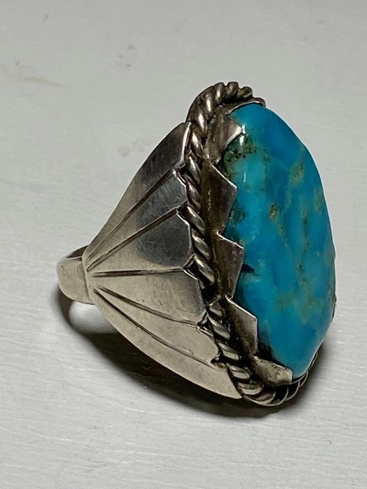 TURQUOISE RING NAVAJO SOUTHWEST TRIBAL STERLING SILVER WOMEN: TURQUOISE RING NAVAJO SOUTHWEST TRIBAL STERLING SILVER WOMEN Turquoise ring Navajo southwest tribal sterling silver women As Is -the band on the side of the setting is ever so slightly bent wearable a