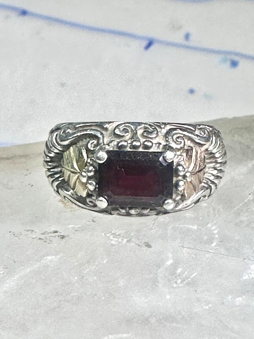 BLACK HILLS GOLD RING WEDDING BAND GARNET LEAVES SIZE_5.5 STERLING SILVER WOMEN: BLACK HILLS GOLD RING WEDDING BAND GARNET LEAVES SIZE_5.5 STERLING SILVER WOMEN Black Hills Gold ring wedding band garnet leaves size_5.5 sterling silver women Size 5.5 Weight 5.1g Length 3/8" Thinnes