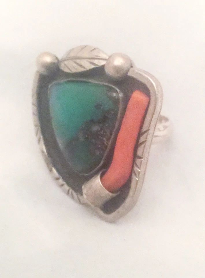 VINTAGE STERLING SILVER SOUTHWEST TURQUOISE & CORAL RING SIZE 7: VINTAGE STERLING SILVER SOUTHWEST TURQUOISE & CORAL RING SIZE 7 Vintage Sterling Silver Southwest Turquoise & Coral Ring Size 7 Length 1 5/32" Width 1 5/32 Weight 11.5g Free First Class shipping and p