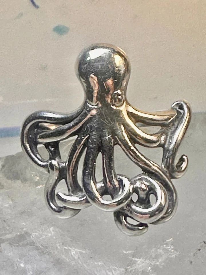 OCTOPUS RING STERLING SILVER SIZE 7.75 WOMEN: OCTOPUS RING STERLING SILVER SIZE 7.75 WOMEN Octopus ring sterling silver Kabana band ocean beach size 7.75 women Size 7.75 Weight 5.4g Width 15/16" Thinnest part of band 1/8"
