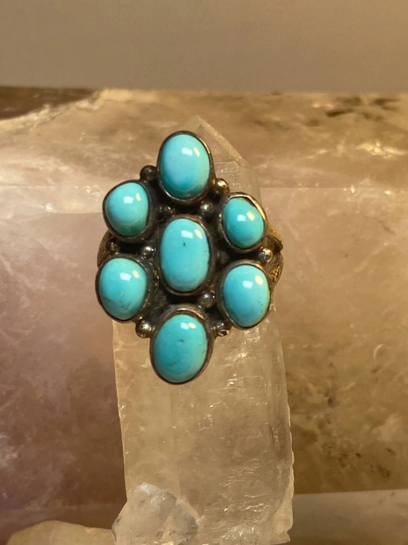 TURQUOISE RING ZUNI FLOWER PETITE POINT STERLING SILVER WOMEN GIRLS: TURQUOISE RING ZUNI FLOWER PETITE POINT STERLING SILVER WOMEN GIRLS Turquoise ring tribal flower petite point sterling silver women girls Size 7 Between a size 7 and a size 7.25 Weight 5.9g Length 1" 