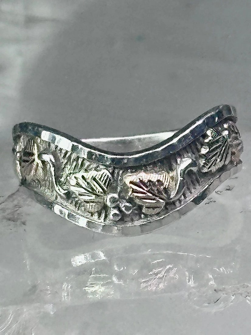 BLACK HILLS GOLD RING LEAVES WAVY BAND SIZE 8 STERLING SILVER WOMEN MEN: BLACK HILLS GOLD RING LEAVES WAVY BAND SIZE 8 STERLING SILVER WOMEN MEN Black Hills Gold Ring leaves wavy band size 8 sterling silver women men 12K over sterling silver leaves Size 8 Weight 5.8g Width