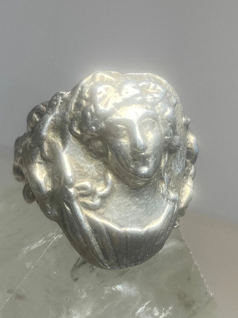 VICTORIAN LADY RING FACE BAND STERLING SILVER WOMEN GIRLS: VICTORIAN LADY RING FACE BAND STERLING SILVER WOMEN GIRLS Victorian lady ring face band sterling silver women girls Size 6.25 Between a size 6.25 and a size 6.50 Weight 10.1g Length. 3/4" Widest 5/8" 