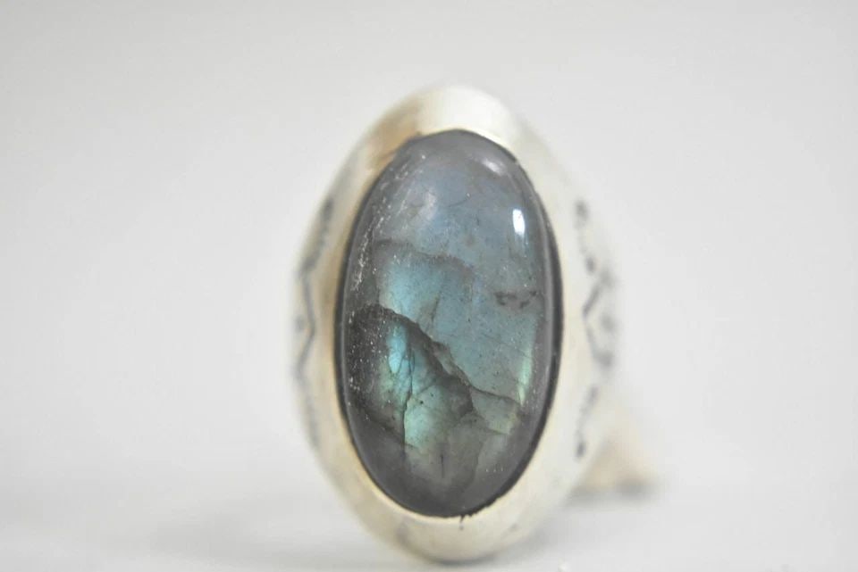 LABRADORITE RING NAVAJO SOUTHWEST TRIBAL STERLING SILVER MEN SIZE 11.25: LABRADORITE RING NAVAJO SOUTHWEST TRIBAL STERLING SILVER MEN SIZE 11.25 Labradorite ring Navajo southwest tribal sterling silver men Size 11.25 Weight 15.8 Length 1 1/4" Thinnest part of ring- the ban