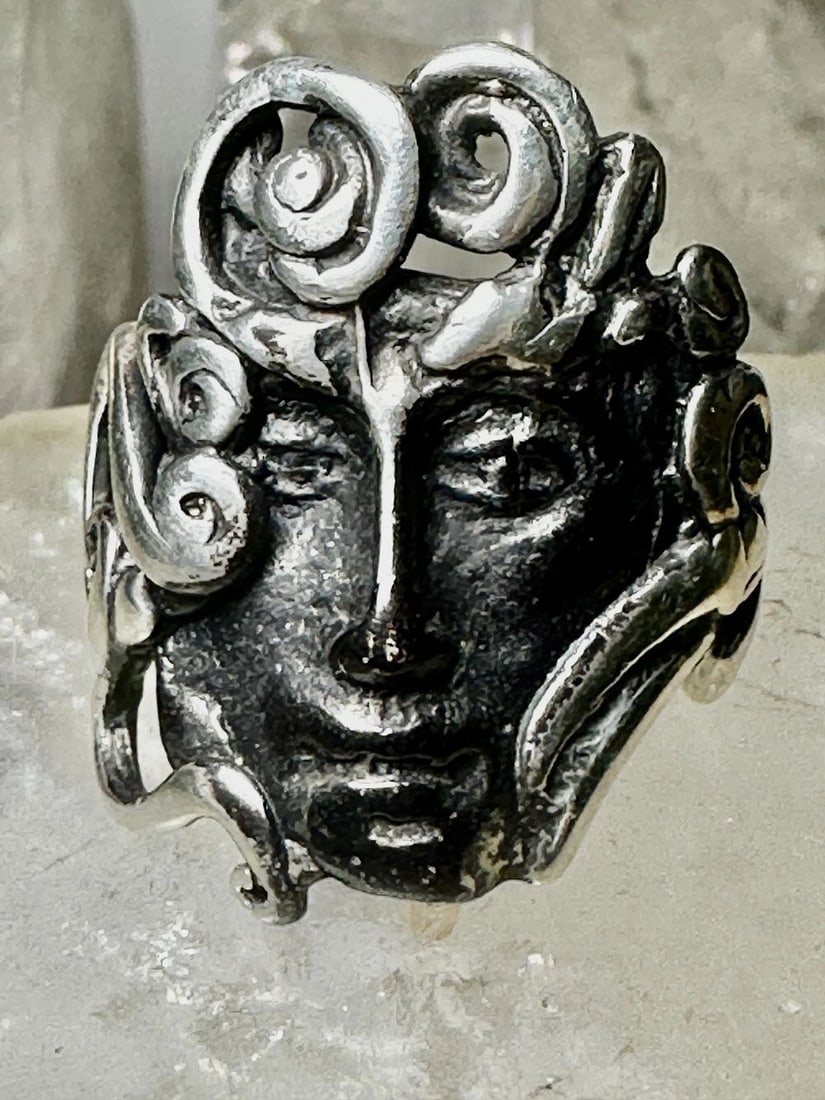 FACE RING FIGURATIVE BAND SIZE 9.50 STERLING SILVER WOMEN: FACE RING FIGURATIVE BAND SIZE 9.50 STERLING SILVER WOMEN Face ring figurative band Size 9.50 Sterling Silver women Size 9.50 Weight 12.2g Length. 1 1/4" Width 7/8" Back on the band 3/16"
