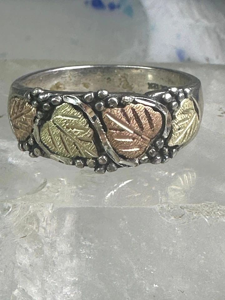 BLACK HILLS GOLD RING WEDDING LEAVES BAND SIZE 13.50 STERLING SILVER WOMEN MEN: BLACK HILLS GOLD RING WEDDING LEAVES BAND SIZE 13.50 STERLING SILVER WOMEN MEN Black Hills Gold Ring wedding leaves band size 13.50 sterling silver women men Size 13.5 Weight 9g Width 3/8" Thinnest pa