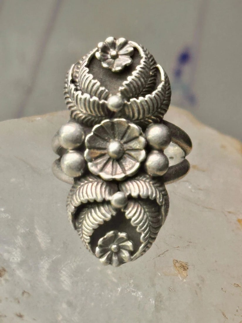 VINTAGE SQUASH BLOSSOM NAVAJO LES BAKER BAND SIZE 5.75 STERLING SILVER WOMEN: VINTAGE SQUASH BLOSSOM NAVAJO LES BAKER BAND SIZE 5.75 STERLING SILVER WOMEN Vintage Squash blossom Navajo Les Baker band size 5.75 sterling silver women Size 5.75 Weight 6.1g length 1 1/8" Width 1/2"