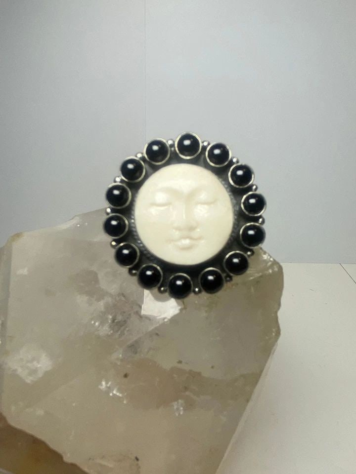LARGE FACE RING SIZE 6 ONYX ? STERLING SILVER WOMEN GIRLS: LARGE FACE RING SIZE 6 ONYX ? STERLING SILVER WOMEN GIRLS Large face ring size 8.25 onyx ? sterling silver women girls Size 8.25 Between a size 8.25 and a size 8.50 Weight 23.7g Length 1 1/2" Width. 1