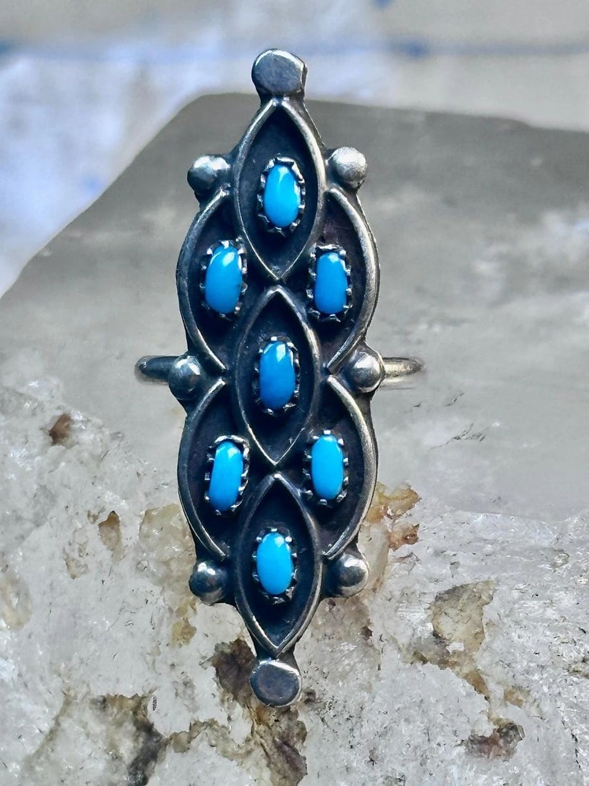 ZUNI RING LONG TURQUOISE SIZE 7 STERLING SILVER PETITE POINTE WOMEN: ZUNI RING LONG TURQUOISE SIZE 7 STERLING SILVER PETITE POINTE WOMEN Zuni Ring long Turquoise size 7 sterling silver petite pointe women Size 7 Weight 4.8g Length 1 5/8" Width 1/2" Thinnest part of ban