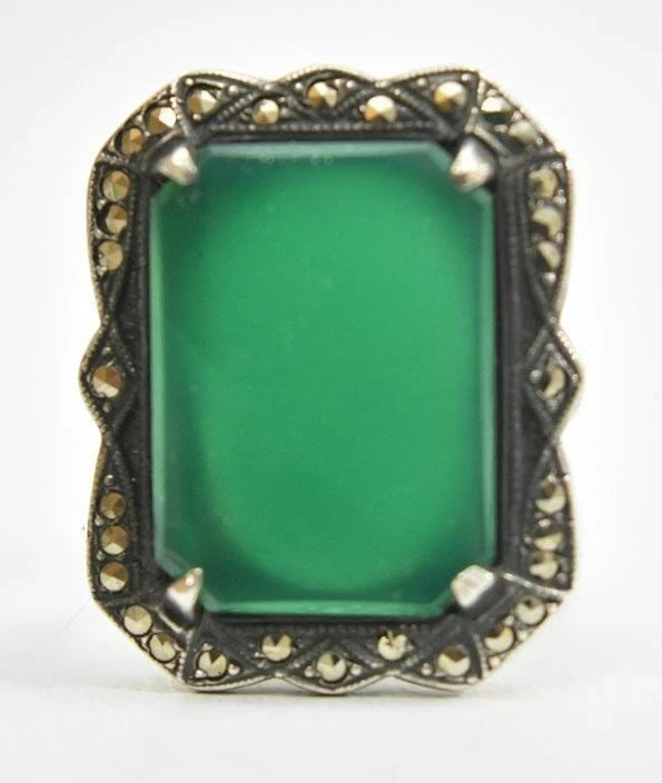 JADE RING ART DECO STERLING SILVER GIRLS WOMEN PINKY SIZE 5.75: JADE RING ART DECO STERLING SILVER GIRLS WOMEN PINKY SIZE 5.75 Green stone ring Art Deco sterling silver girls women pinky Size 5.75 Weight 6.5g Widest part of band 7/8" Thinnest part of band 1/8" Del