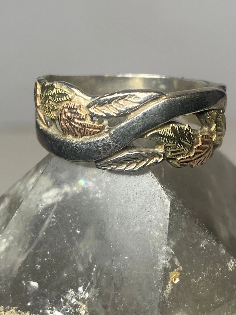 BLACK HILLS GOLD RING SIZE 10.75 LEAVES BAND STERLING SILVER WOMEN MEN: BLACK HILLS GOLD RING SIZE 10.75 LEAVES BAND STERLING SILVER WOMEN MEN Black Hills Gold ring leaves band sterling silver women men Size 10.75 Weight 5.3g Width. 3/8" Thinnest part 3/16"