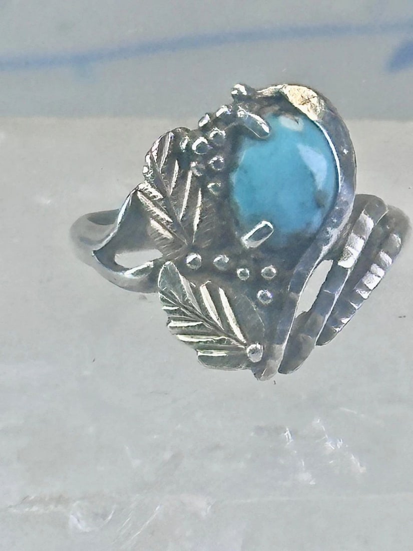 BLACK HILLS GOLD RING LEAVES BAND TURQUOISE SIZE 6 STERLING SILVER WOMEN: BLACK HILLS GOLD RING LEAVES BAND TURQUOISE SIZE 6 STERLING SILVER WOMEN Black Hills Gold ring leaves band turquoise size 6 sterling silver women Size 6 Weight. 3.6g Length 11/16" Width 1/2" Thinnest 
