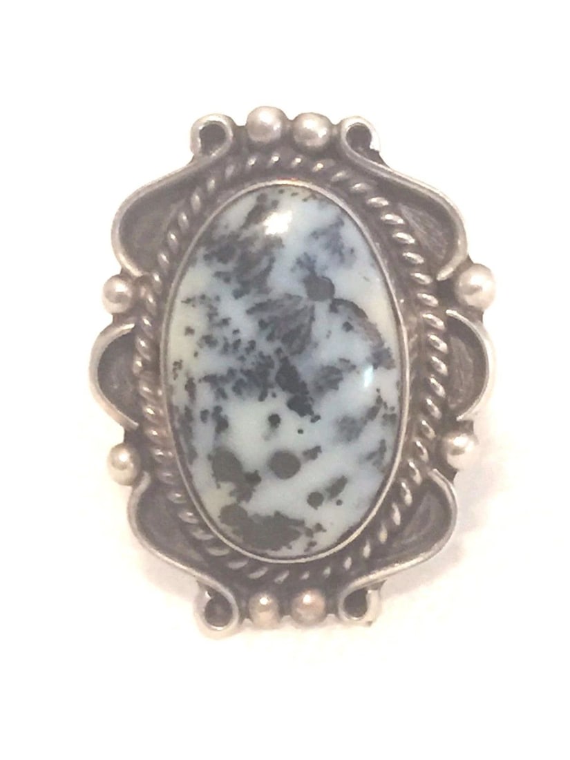 VINTAGE STERLING SILVER SOUTHWEST TRIBAL AGATE RING SIZE 8 8.9G: VINTAGE STERLING SILVER SOUTHWEST TRIBAL AGATE RING SIZE 8 8.9G Vintage Sterling Silver Southwest Tribal Ring Perhaps an agate ? Size 8 Weight 8.9g Length 1 1/8" Width 7/8"