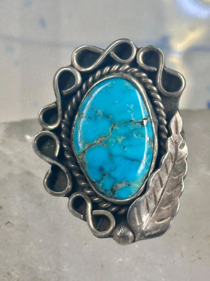 TURQUOISE RING NAVAJO FEATHER LEAF SIZE 9.75 STERLING SILVER WOMEN: TURQUOISE RING NAVAJO FEATHER LEAF SIZE 9.75 STERLING SILVER WOMEN Turquoise ring Navajo feather leaf size 9.75 sterling silver women Natural Flaws but solid and structurally secure Size 9.75 Weight 9