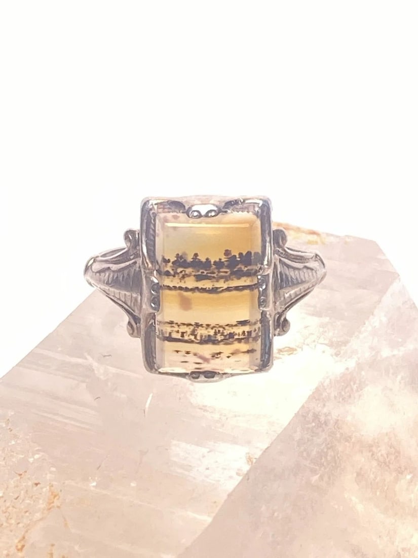 AGATE RING SIZE 5.25 ART DECO PINKY STERLING SILVER WOMEN: AGATE RING SIZE 5.25 ART DECO PINKY STERLING SILVER WOMEN Agate ring Art Deco pinky sterling silver women Size 5.25 Between a size 5.25 and a size 5.50 Weight 3g Length 5/8" Width 3/8" Thinnest part o