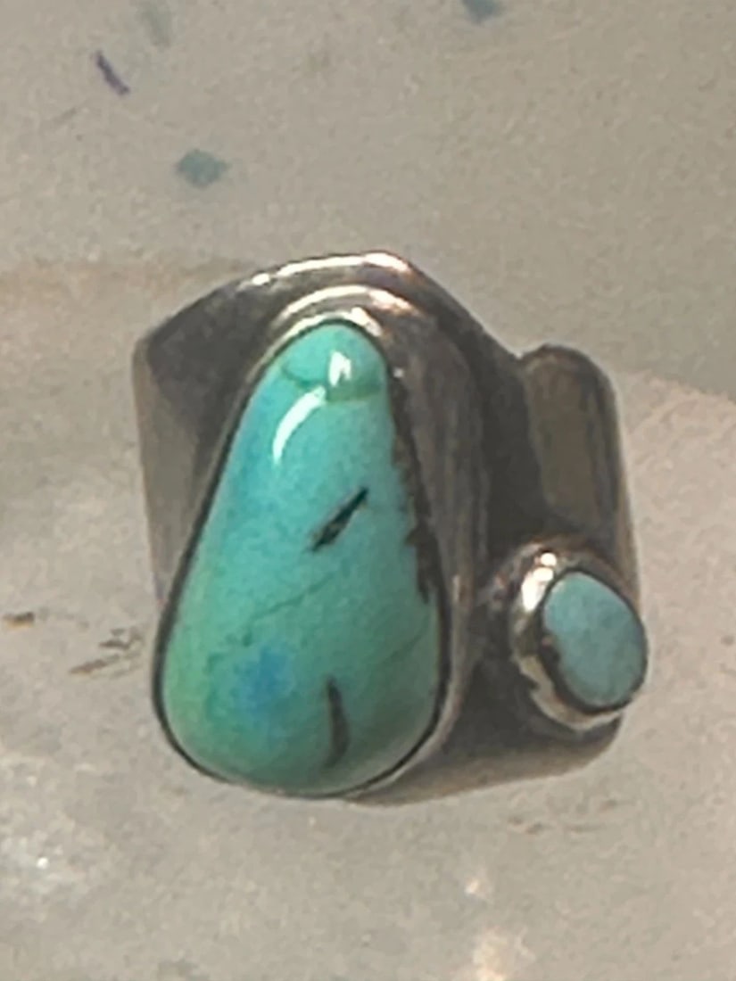 NAVAJO TURQUOISE RING SIZE 4 STERLING SILVER PINKY CIGAR BAND WOMEN GIRLS: NAVAJO TURQUOISE RING SIZE 4 STERLING SILVER PINKY CIGAR BAND WOMEN GIRLS Navajo turquoise ring size 4 sterling silver pinky cigar band women girls Size 4 Weight 6.8g Length. 3/4" Width 5/16" Thinnest