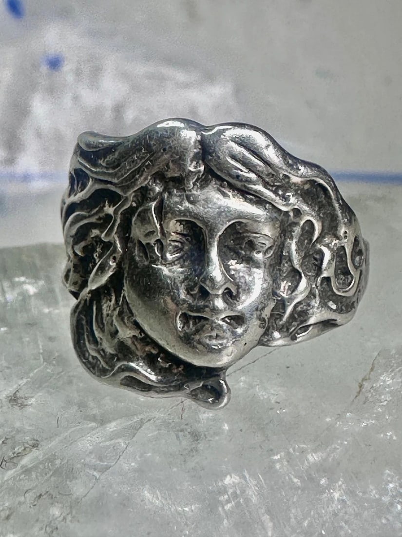 VINTAGE LADY FACE RING BAND SIZE 6 STERLING SILVER WOMEN GIRL: VINTAGE LADY FACE RING BAND SIZE 6 STERLING SILVER WOMEN GIRL Vintage Lady Face ring band size 5.75 sterling silver women girl Size 5.75 Weight 4.2g Width. 5/8" Thinnest part of band in back 1/8"
