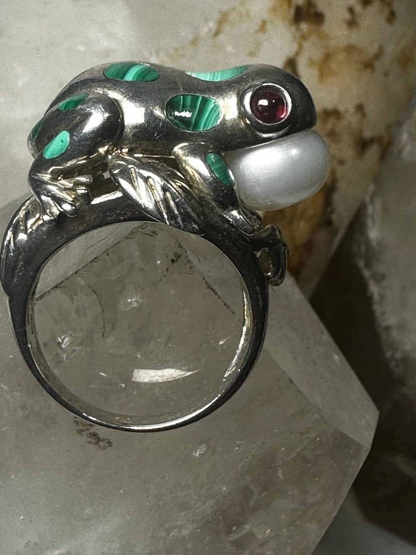 FROG RING MALACHITE SIZE 10 LEAVES STERLING SILVER WOMEN: FROG RING MALACHITE SIZE 10 LEAVES STERLING SILVER WOMEN Frog ring Malachite size 10 leaves sterling silver women Size 10 Weight 14.8g Width. 3/4" Thinnest part of band 1/8"