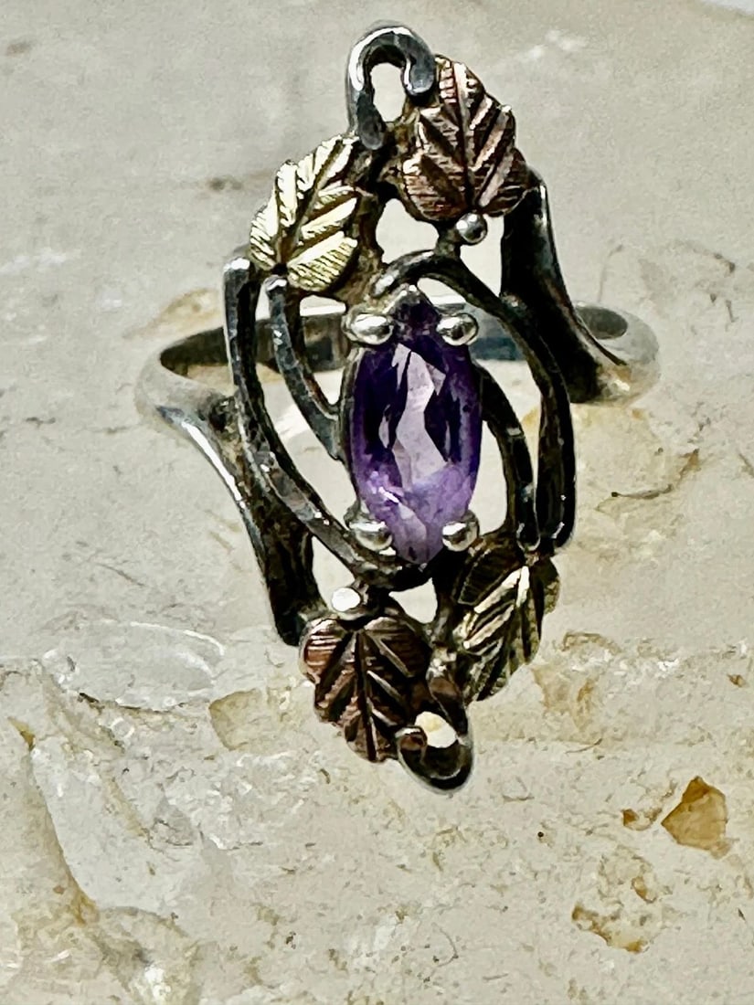 BLACK HILLS GOLD RING LONG FLORAL FLOWER BAND SIZE 5 STERLING SILVER WOMEN GIRL: BLACK HILLS GOLD RING LONG FLORAL FLOWER BAND SIZE 5 STERLING SILVER WOMEN GIRL Black Hills Gold ring long floral flower band Size 5 Sterling Silver women girls Size 5 Weight 3.6g Length. 7/8" Width 3