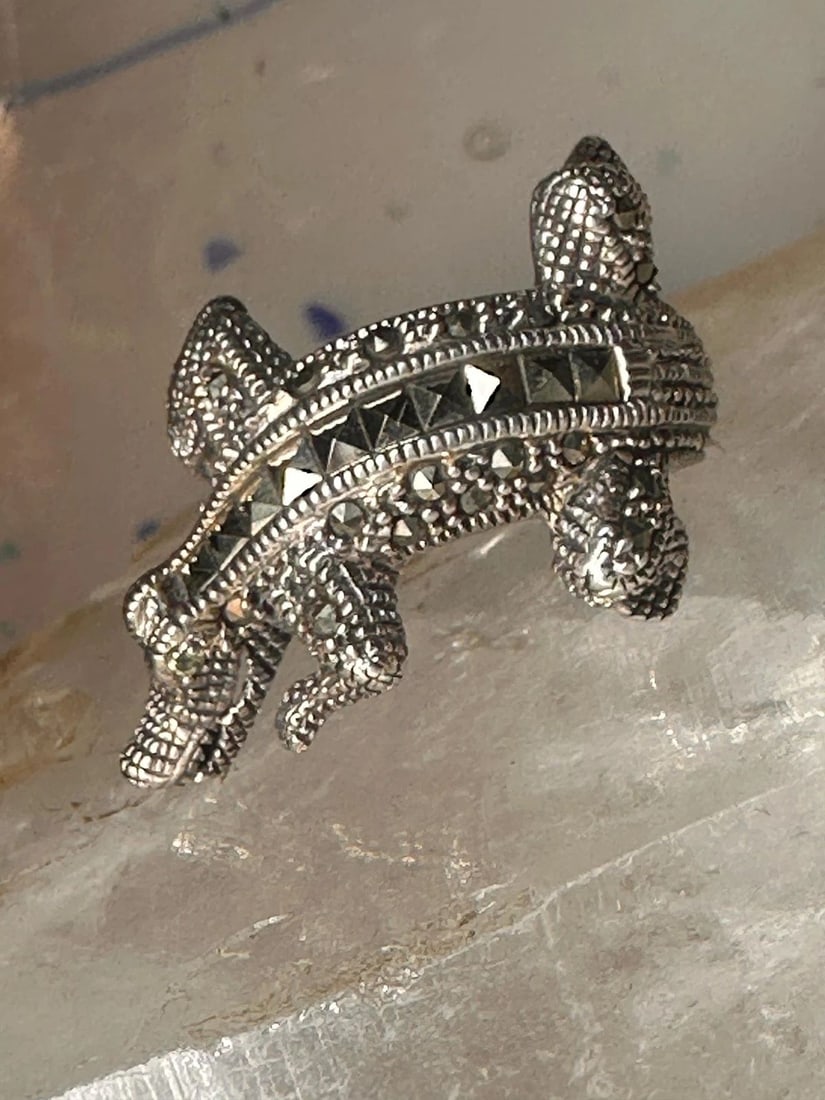 ALLIGATOR RING CROCODILE MARCASITE BAND SIZE 8.75 STERLING SILVER WOMEN: ALLIGATOR RING CROCODILE MARCASITE BAND SIZE 8.75 STERLING SILVER WOMEN Alligator ring crocodile marcasite band size 8.75 sterling silver women Green eyes Size 8.75 Weight 7g Widest part. 3/4" Thinnes