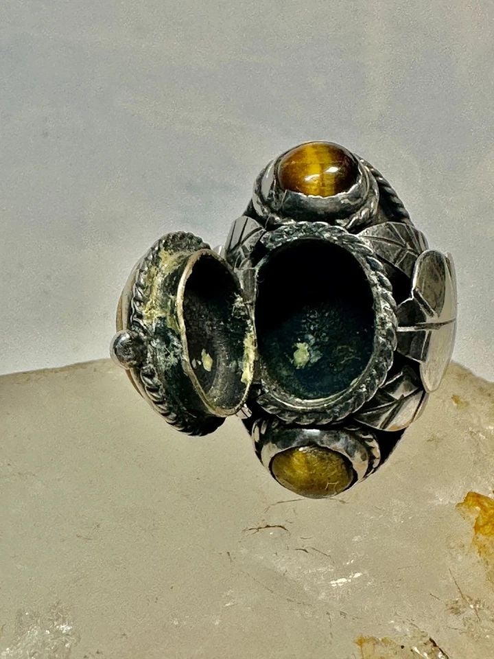 POISON RING TIGER EYE MEXICO TAXCO SIZE 7 ADJ STERLING SILVER WOMEN MEN: POISON RING TIGER EYE MEXICO TAXCO SIZE 7 ADJ STERLING SILVER WOMEN MEN Poison ring tiger Eye Mexico Taxco size 7 adj sterling silver women men Size 7 adjustable Weight 8g Length 1" Width 5/8" Thinnes