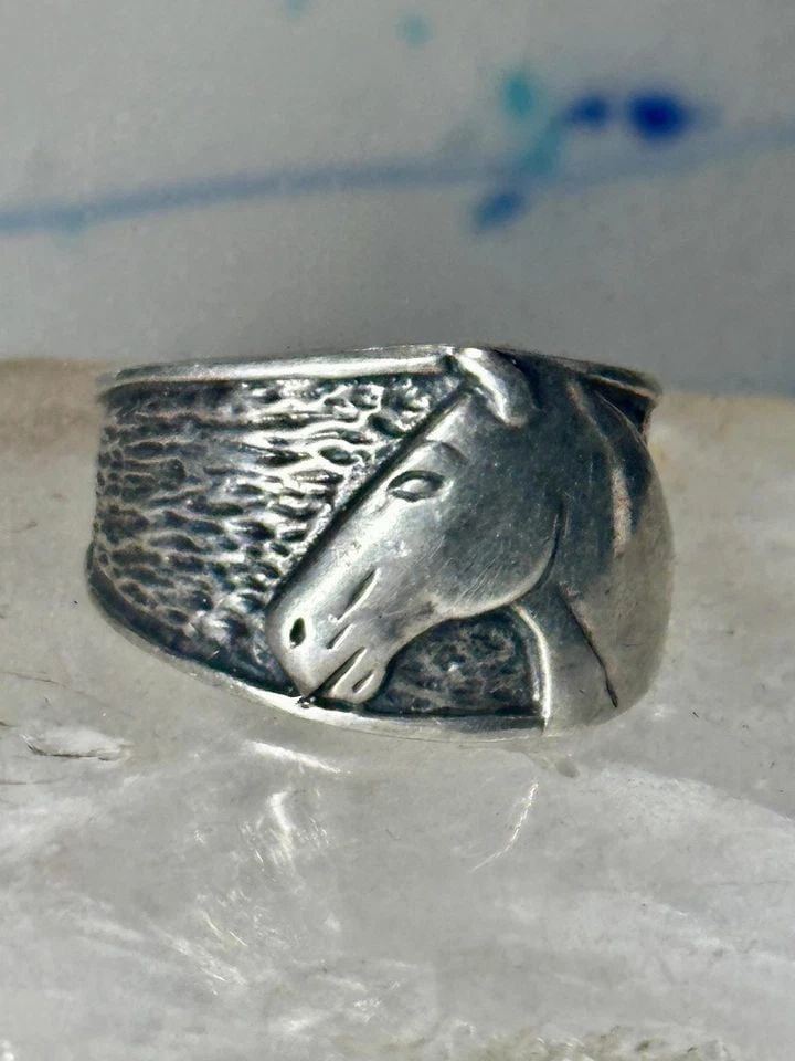 HORSE RING HORSE FACE COWGIRL SOUTHWESTERN BAND SIZE 5.50 STERLING SILVER WOMEN: HORSE RING HORSE FACE COWGIRL SOUTHWESTERN BAND SIZE 5.50 STERLING SILVER WOMEN Horse ring horse face cowgirl southwestern band size 5.50 sterling silver women girls Size 5.50 Between a size 5.50 and 