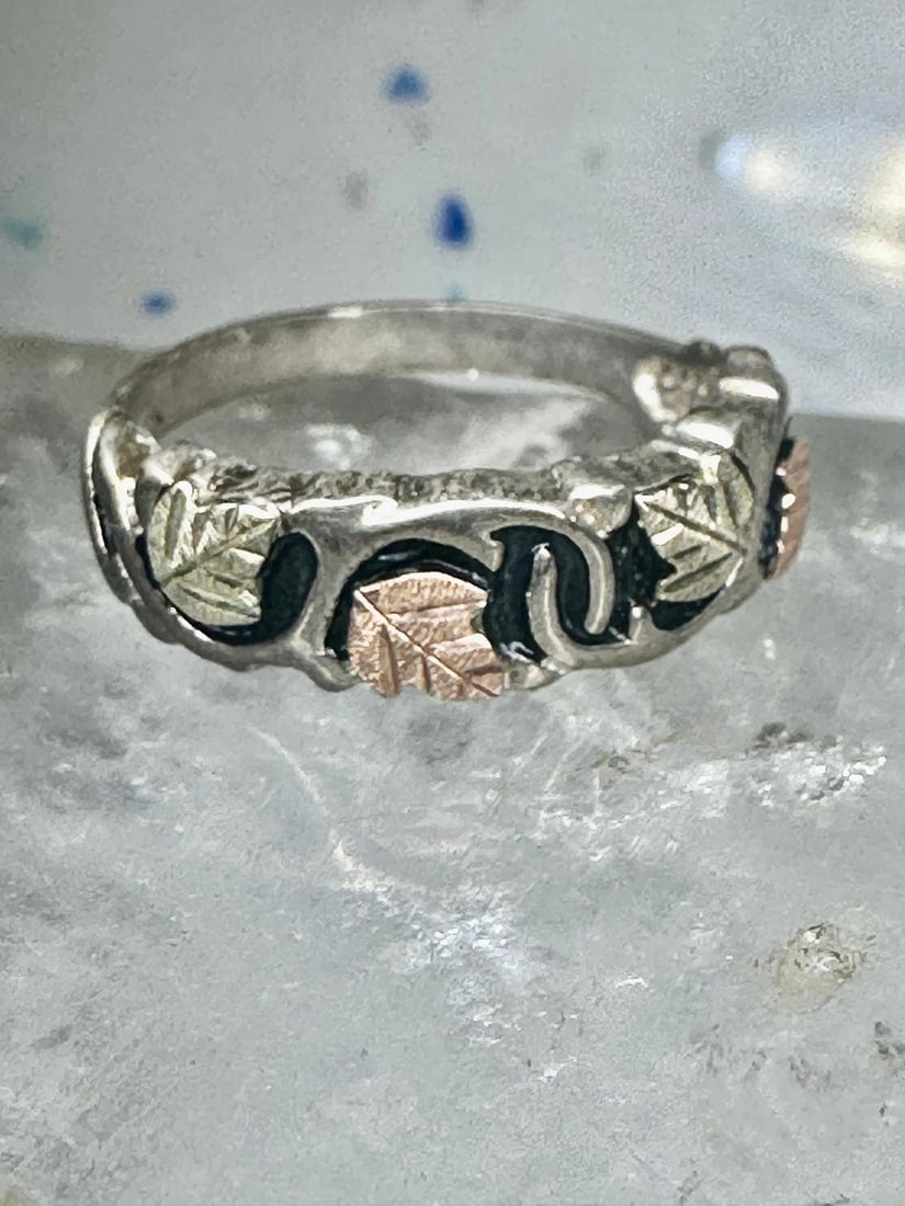 BLACK HILLS GOLD RING LEAVES WEDDING BAND SIZE 9.75 STERLING SILVER WOMEN MEN: BLACK HILLS GOLD RING LEAVES WEDDING BAND SIZE 9.75 STERLING SILVER WOMEN MEN Black Hills Gold ring Leaves Wedding band size 9.75 sterling silver women men Size. 9.75 Weight 4.3g Widest part 1/4" Thin