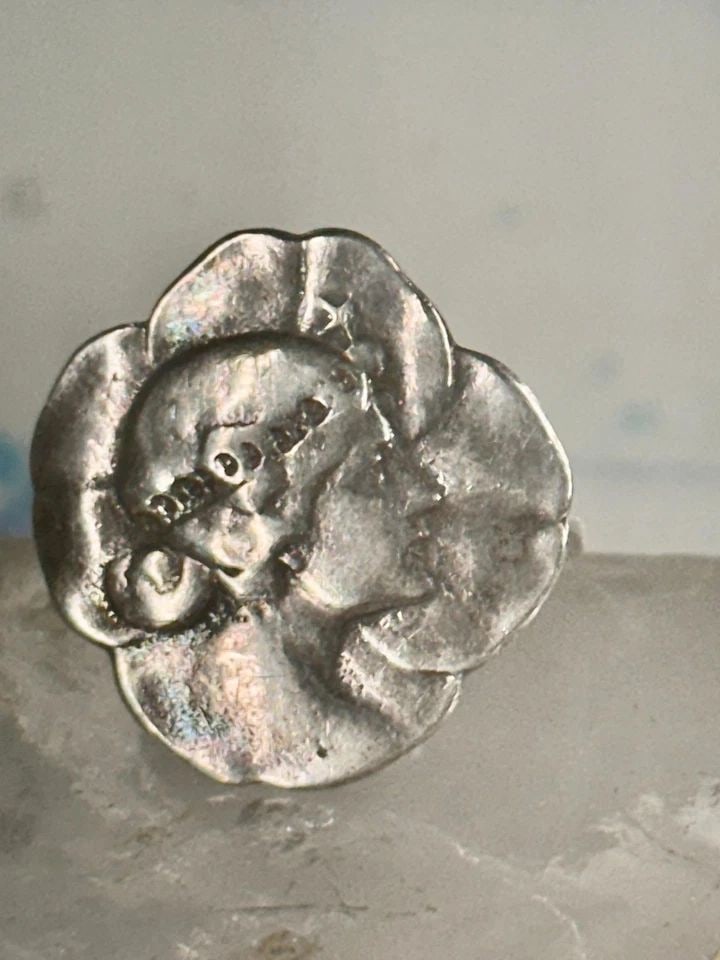 FACE RING ART NOUVEAU W STAR BAND SIZE 5 STERLING SILVER PINKY WOMEN GIRLS: FACE RING ART NOUVEAU W STAR BAND SIZE 5 STERLING SILVER PINKY WOMEN GIRLS Face ring Art Nouveau band w Star size 5 sterling silver pinky women girls Size 5 Weight 4.9g Length. 7/8" Width 7/8" Thinnes