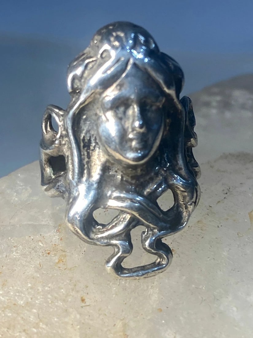 FACE RING ART DECO BAND STERLING SILVER WOMEN GIRLS: FACE RING ART DECO BAND STERLING SILVER WOMEN GIRLS Face ring Art Deco band sterling silver women girls Size 5.25 Weight 6.1g Length. 1 1/8" Thinnest part band 1/8"