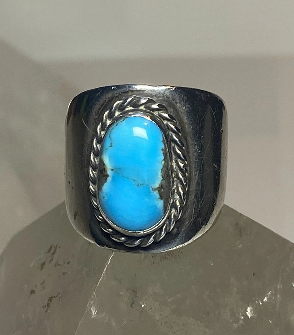TURQUOISE RING CIGAR BAND NAVAJO STERLING SILVER WOMEN GIRLS: TURQUOISE RING CIGAR BAND NAVAJO STERLING SILVER WOMEN GIRLS Turquoise ring cigar band Navajo sterling silver women girls Size 9.50 Weight 13.5g Length 7/8" Thinnest part of band 1/4" Stone length. 5/