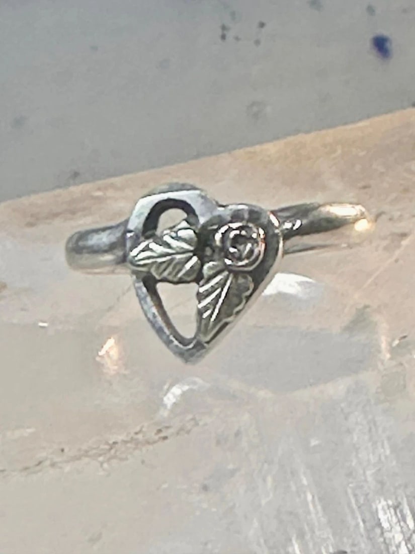 BLACK HILLS GOLD RING HEART LEAVES BAND VALENTINE LOVE RING SIZE 6 STERLING SILV: BLACK HILLS GOLD RING HEART LEAVES BAND VALENTINE LOVE RING SIZE 6 STERLING SILV Black Hills Gold ring heart leaves band Valentine love ring size 6 Sterling silver women girls Size 6 Weight 2.5g Lengt